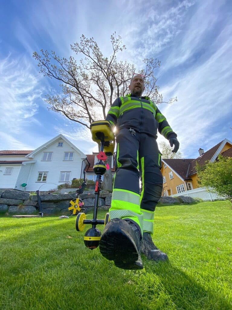 Mann utfører lekkasjesøk
