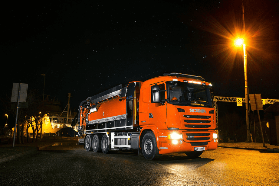 Oransje lastebil kveld